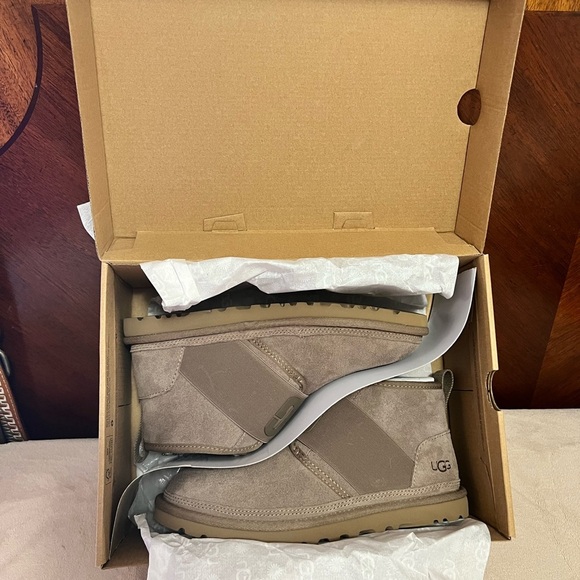 - Uggs Women - Picture 1 of 5